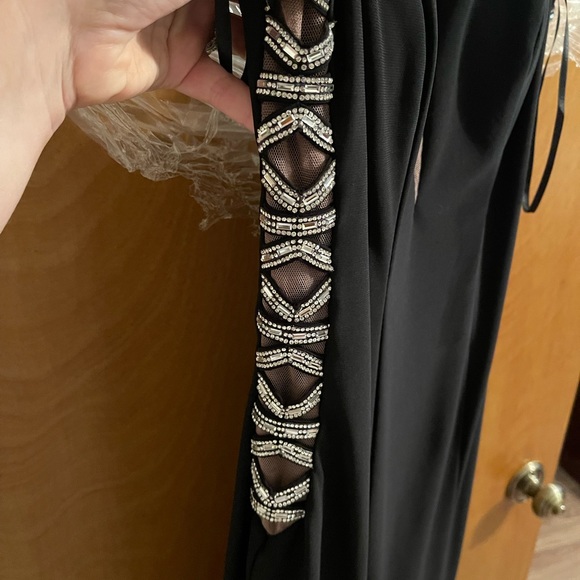 Xscape Plunge Prom Dress - Picture 5 of 10